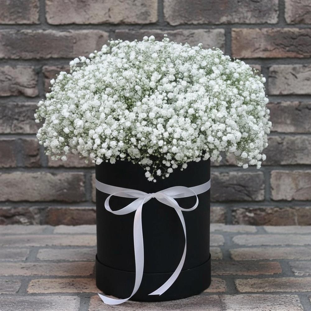 Цветочная композиция из Гипсофила в шляпной коробке в Долматово