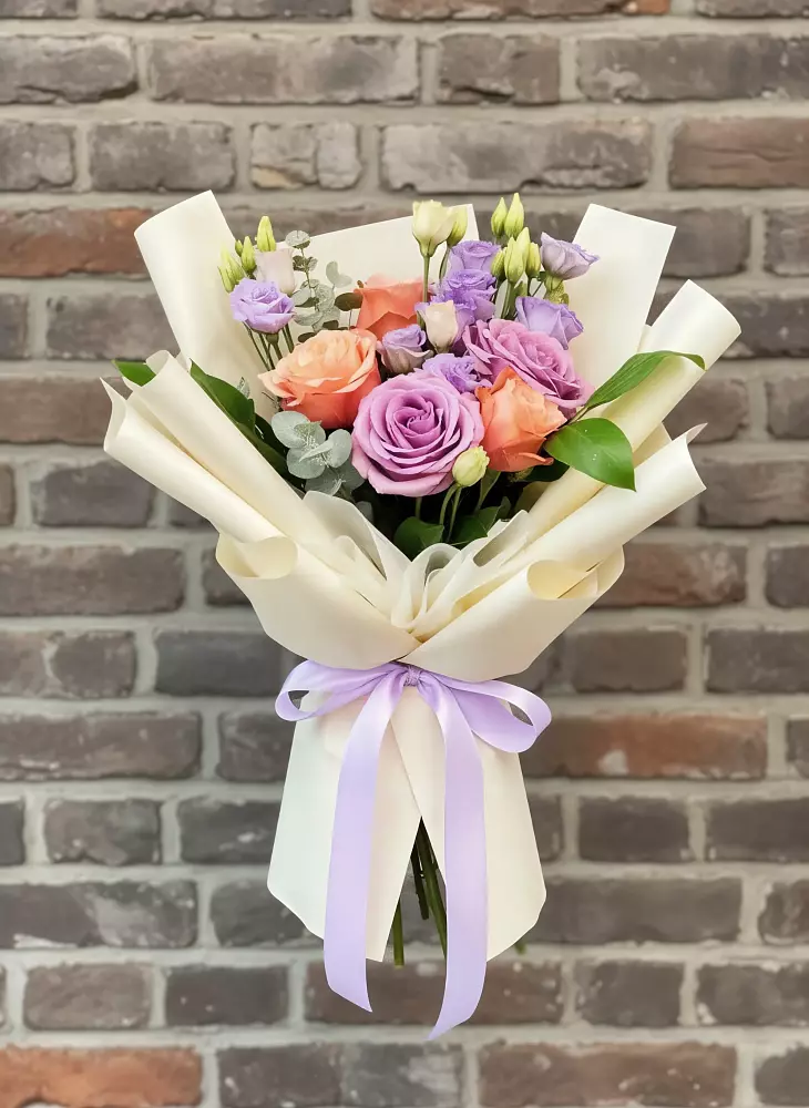 Букет цветов из: Лизиантусы и Розы в Долматово