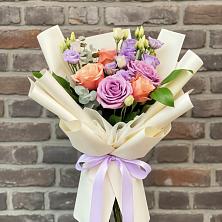 Букет цветов из:  Лизиантусы и Розы в Долматово