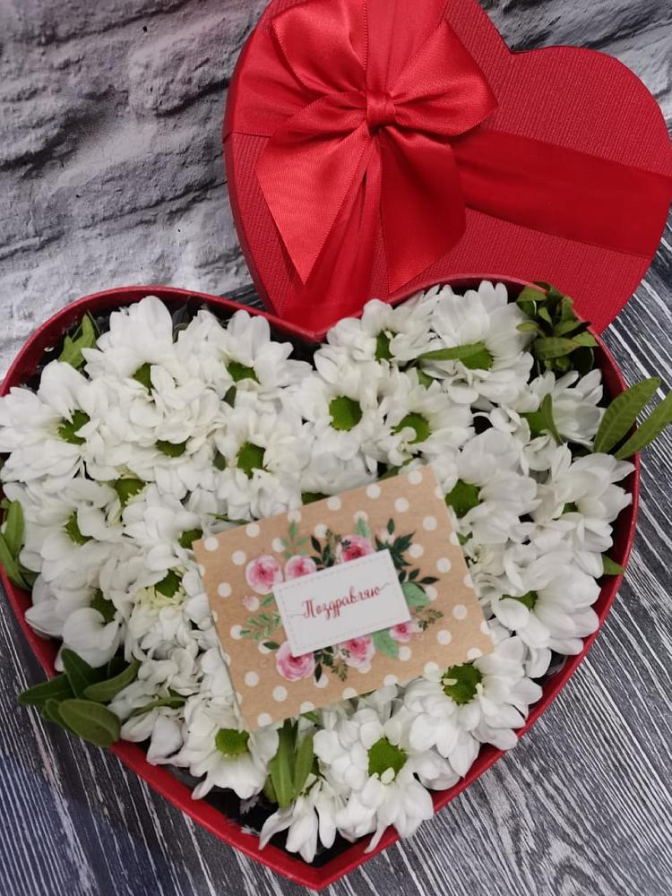 Цветочная композиция из Хризантемы в виде сердца в Долматово