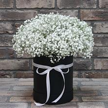 Цветочная композиция из Гипсофила в шляпной коробке в Долматово